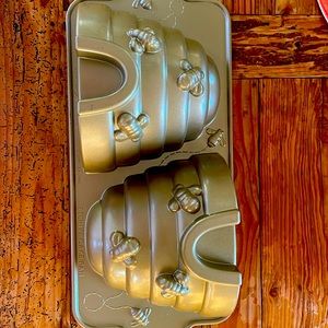 Nordic Ware Beehive Cast Aluminum Cake Mold Pan 10 Cup Nonstick Honey Bees